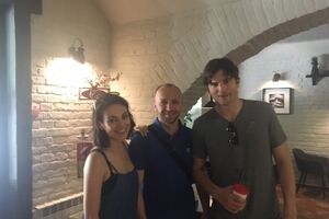 Кунис и Кутчер прошли по центру города и охотно фотографировались с местными жителями