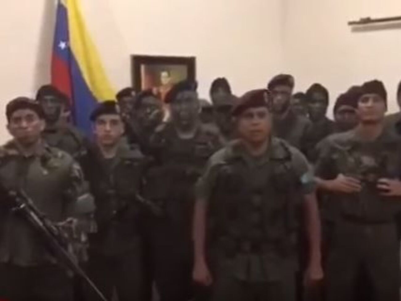 Сегодня группа вооруженных мужчин заявила о начале восстания против Мадуро