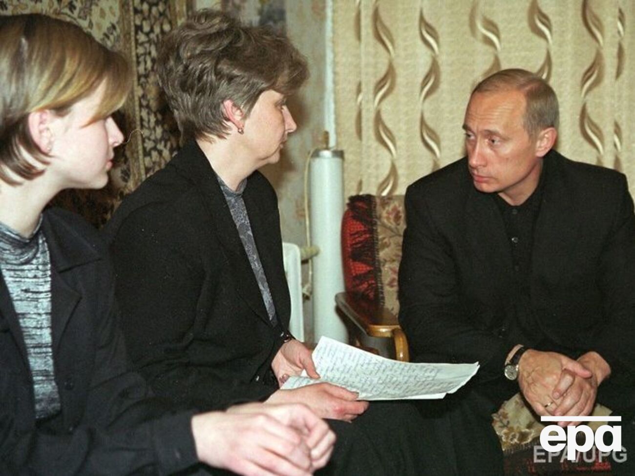 17 років тому Путін перервав відпустку, щоб зустрітися з родичами жертв "Курська"