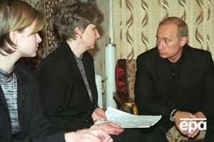 17 років тому Путін перервав відпустку, щоб зустрітися з родичами жертв "Курська"