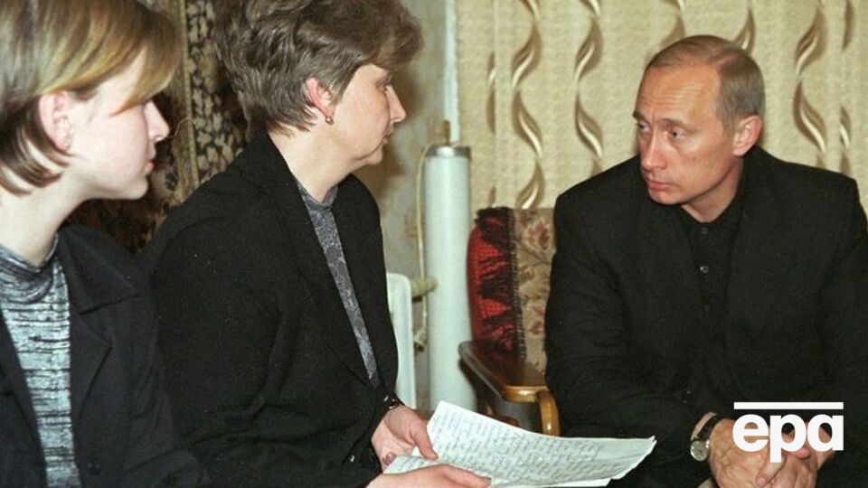 17 років тому Путін перервав відпустку, щоб зустрітися з родичами жертв "Курська"