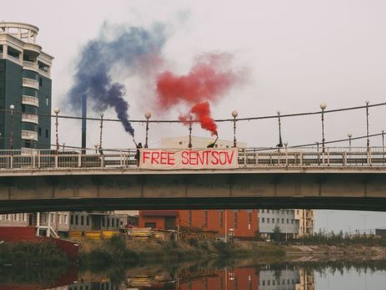 6 августа участники акции группы Pussy Riot вывесили растяжку с надписью Free Sentsov в 7,5 км от исправительной колонии, где содержится украинец