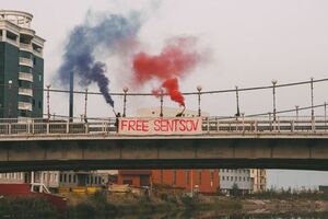 6 августа участники акции группы Pussy Riot вывесили растяжку с надписью Free Sentsov в 7,5 км от исправительной колонии, где содержится украинец