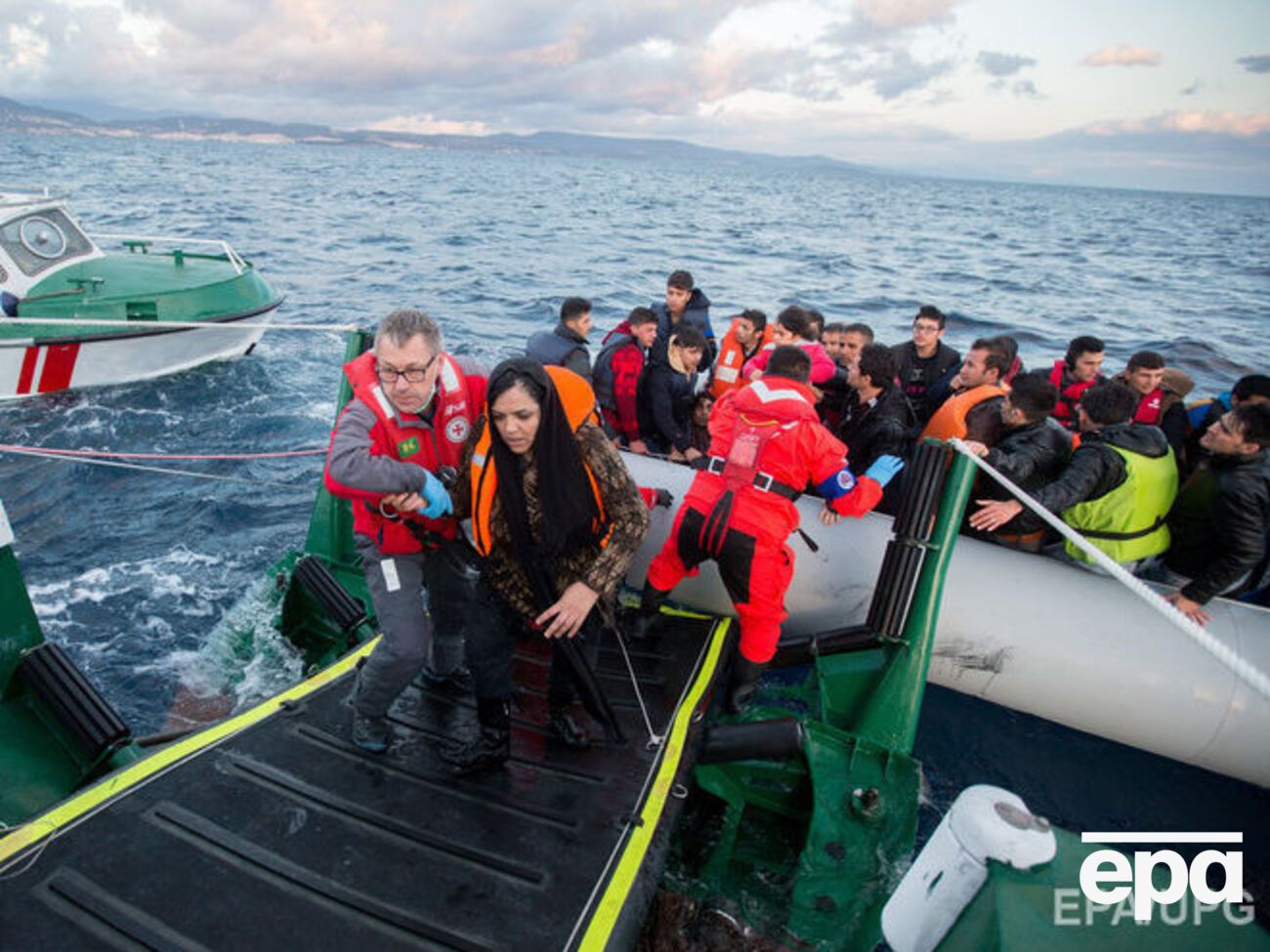 В Эгейском море спасли две группы беженцев