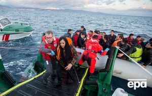 В Эгейском море спасли две группы беженцев