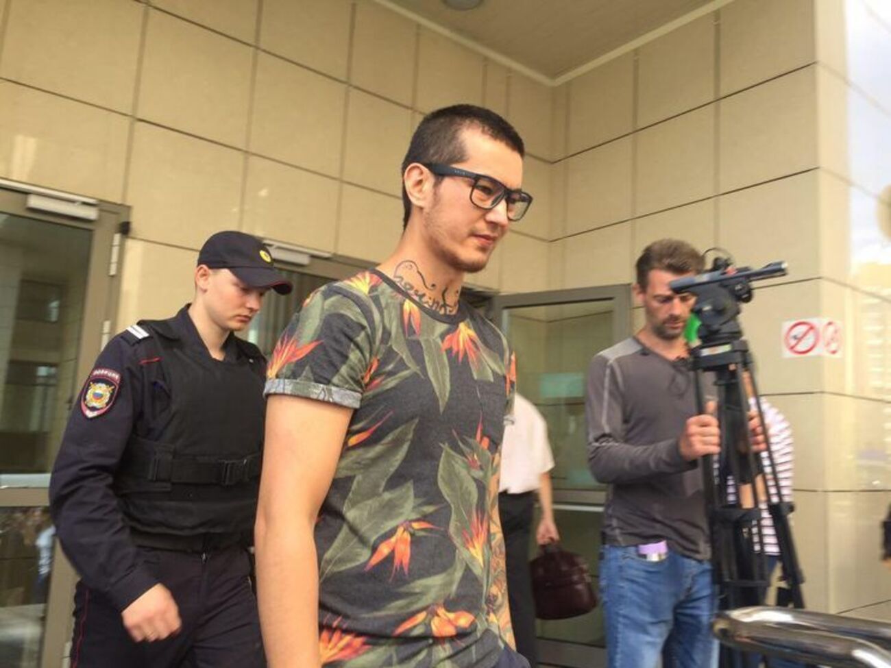 Басманный суд Москвы постановил выдворить журналиста из России, Мосгорсуд изменил это решение