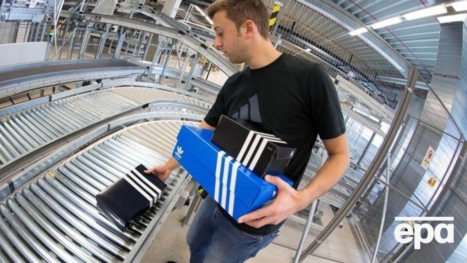 У 2015 році Adidas закрив приблизно 200 магазинів у Росії