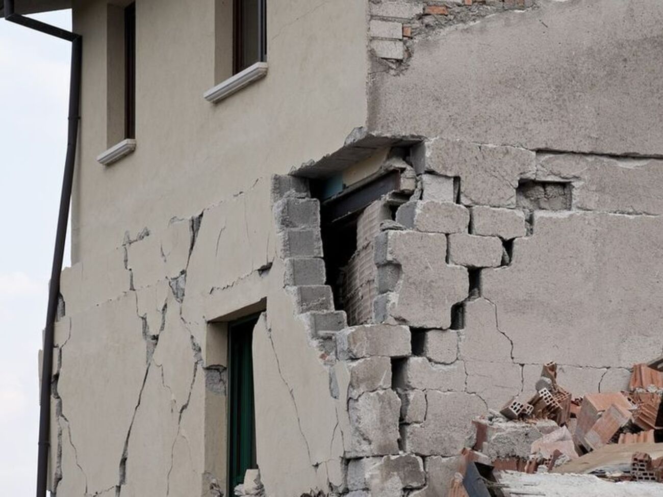 Сообщается о многочисленных обвалах домов