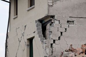 Сообщается о многочисленных обвалах домов