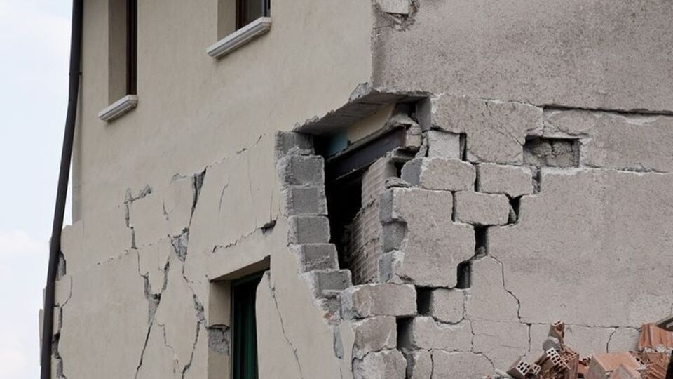 Сообщается о многочисленных обвалах домов