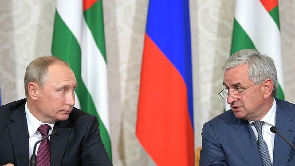 Путін зустрівся з президентом невизнаної республіки Абхазія Раулем Хаджимбою