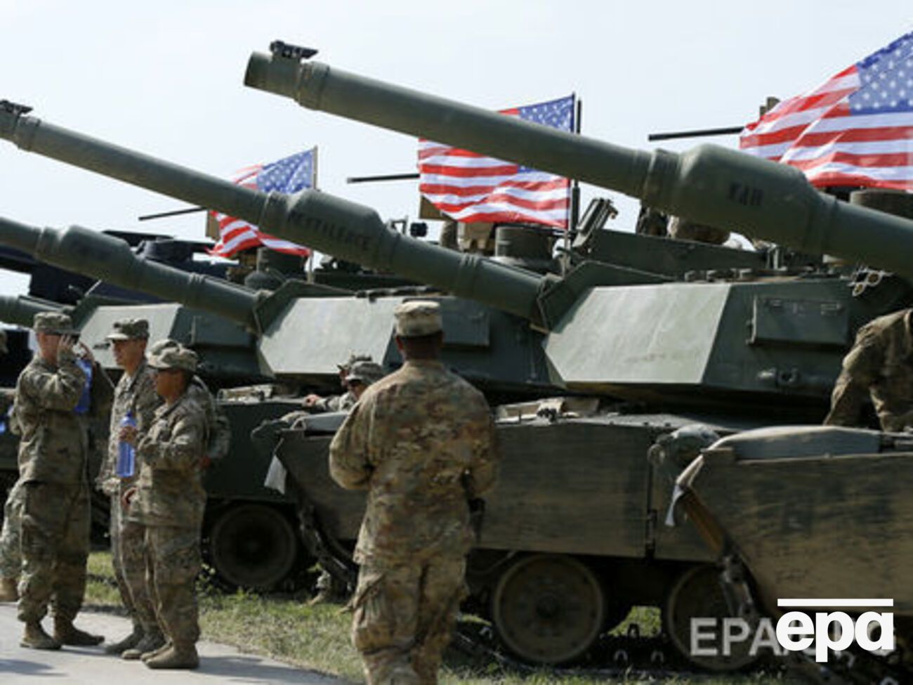 На думку журналіста, постачання зброї Україні означало б "велике зрушення в політиці США", яке ще більше підірвало б відносини Сполучених Штатів і Росії