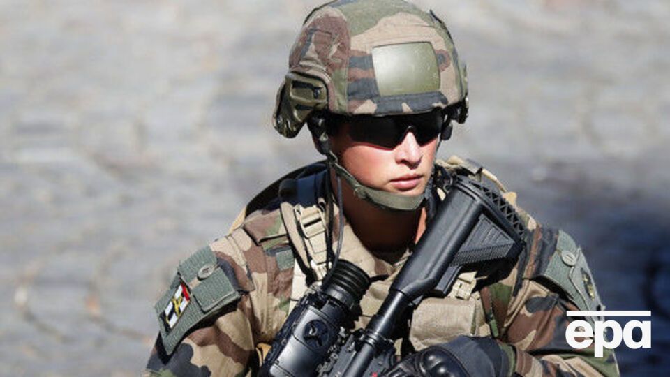 Під Парижем постраждали французькі військові