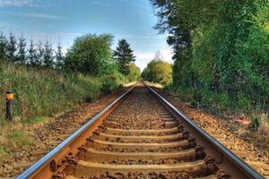 Участок железной дороги длиной 37 км, который связывает Москву с Адлером, проходит в Луганской области