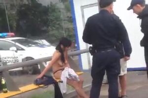 Прохожие вызвали полицию, увидев, как пара занимается сексом на остановке