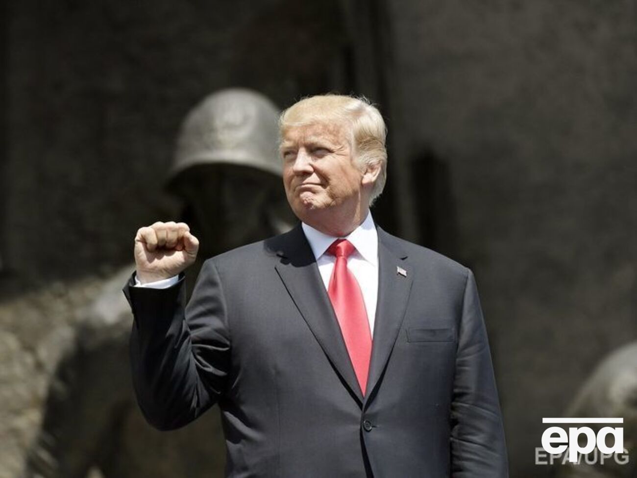 Трампу приносять папку з гарними новинами