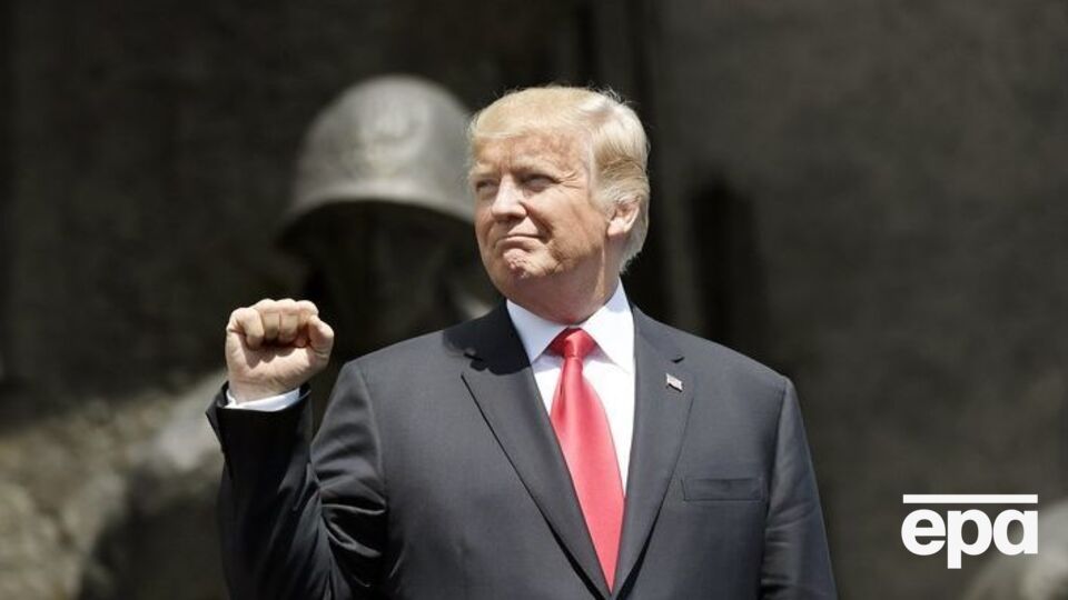 Трампу приносят папку с хорошими новостями