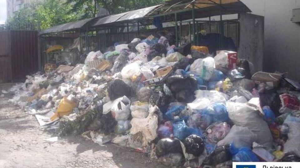 У Львівській міськраді повідомили, що вісім сміттєвих майданчиків залишаються переповненими