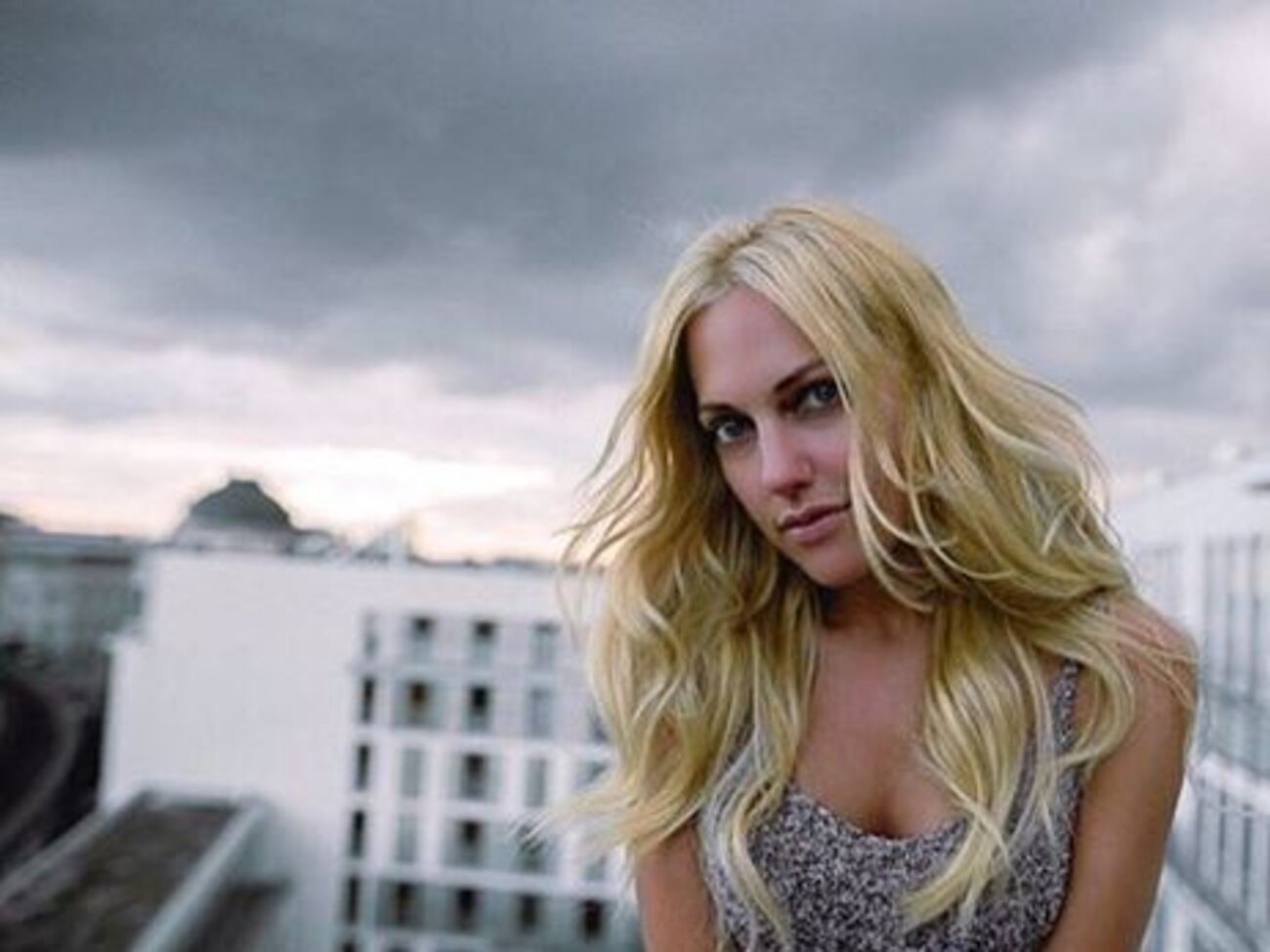 Узерлі позувала на даху