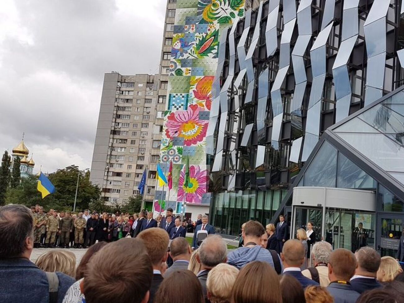 Порошенко: Центрам надання адміністративних послуг відводять важливу роль у фіксації біометричних даних громадян