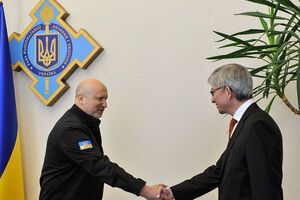 Турчинов – Чолию: Украинцы всего мира должны почувствовать себя одной семьей и вместе работать на общую победу