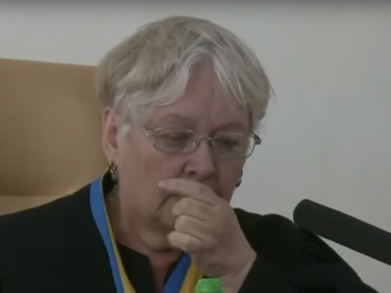 Судье стало плохо во время заседания, к зданию Печерского райсуда приехала карета "Скорой помощи"