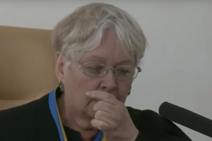 Судді стало зле під час засідання, до будівлі Печерського райсуду приїхала карета "швидкої"