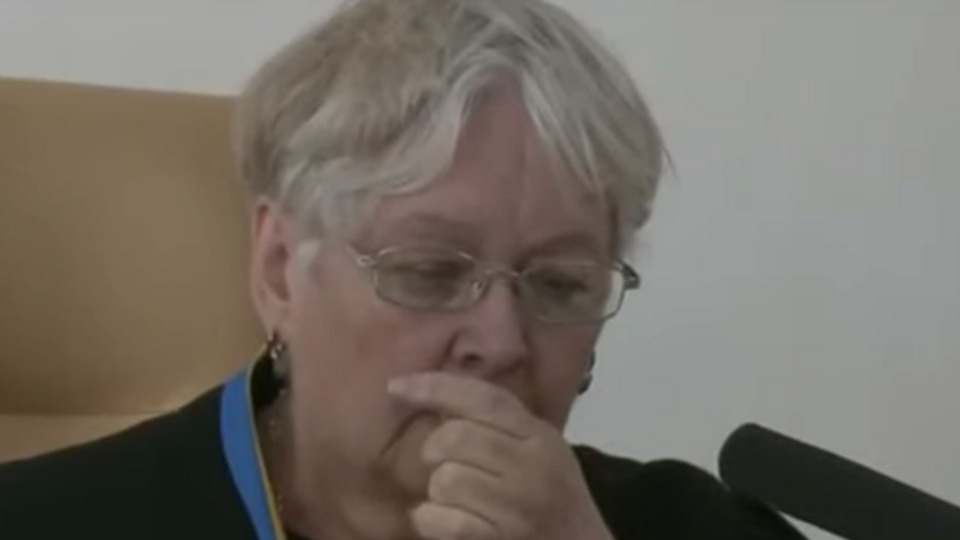 Судді стало зле під час засідання, до будівлі Печерського райсуду приїхала карета "швидкої"