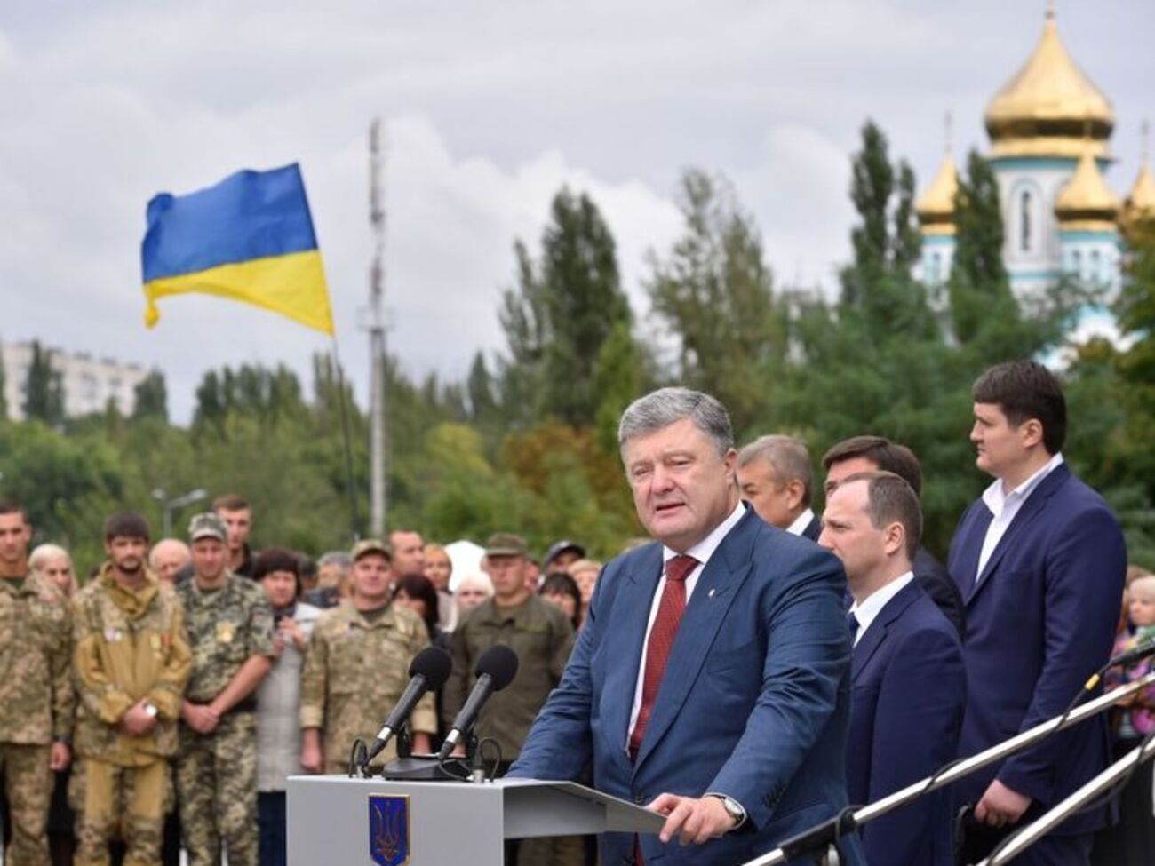 Порошенко: Система биометрического контроля должна заработать с 1 января 2018 года