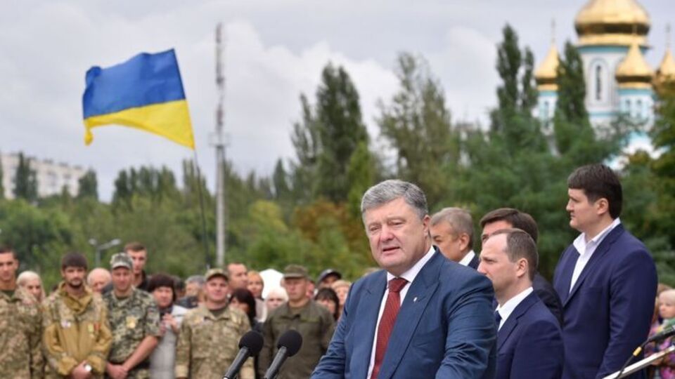 Порошенко: Система биометрического контроля должна заработать с 1 января 2018 года