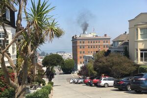 Из дымохода на крыше российского консульства в Сан-Франциско повалил черный дым