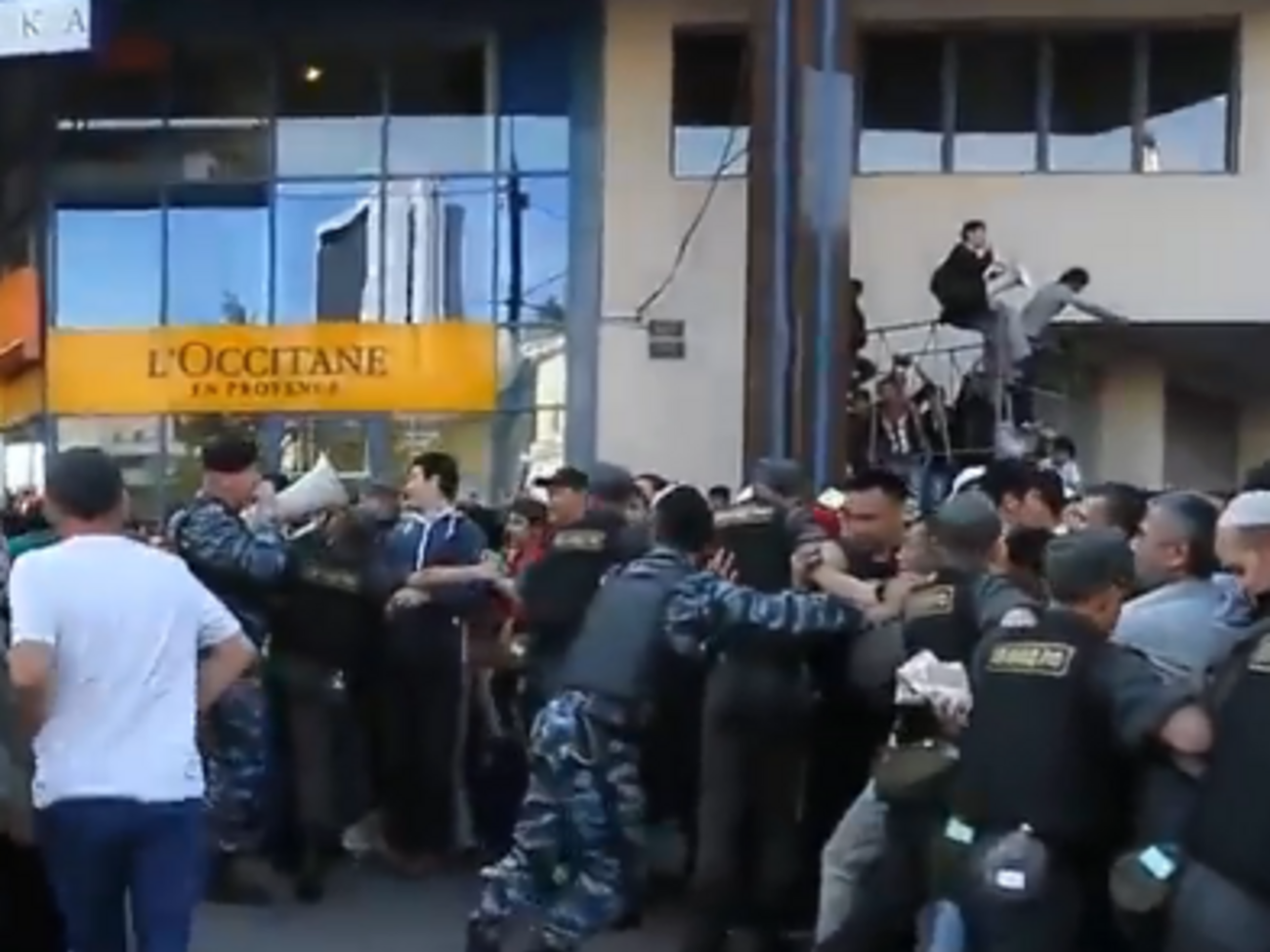 На сотрудников МВД РФ бросались с криками "Аллах акбар!"