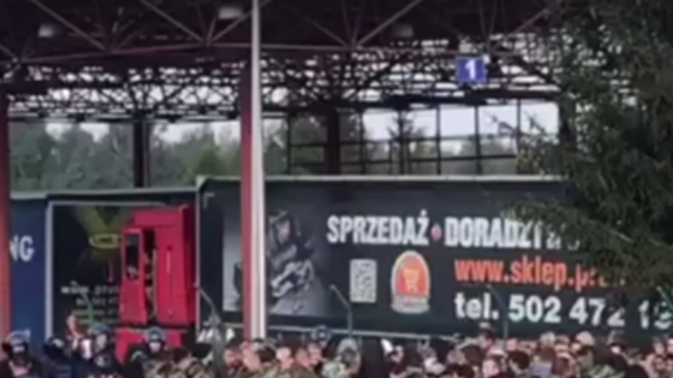 Поліцейські оточили невідомих у камуфляжі й закликали прибічників Саакашвілі відійти якнайдалі