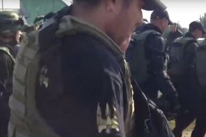 На рукавах прибулих – нашивки "Донбас"