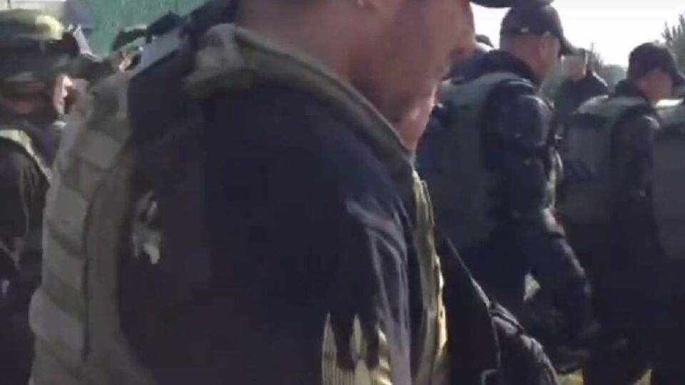 На рукавах прибулих – нашивки "Донбас"