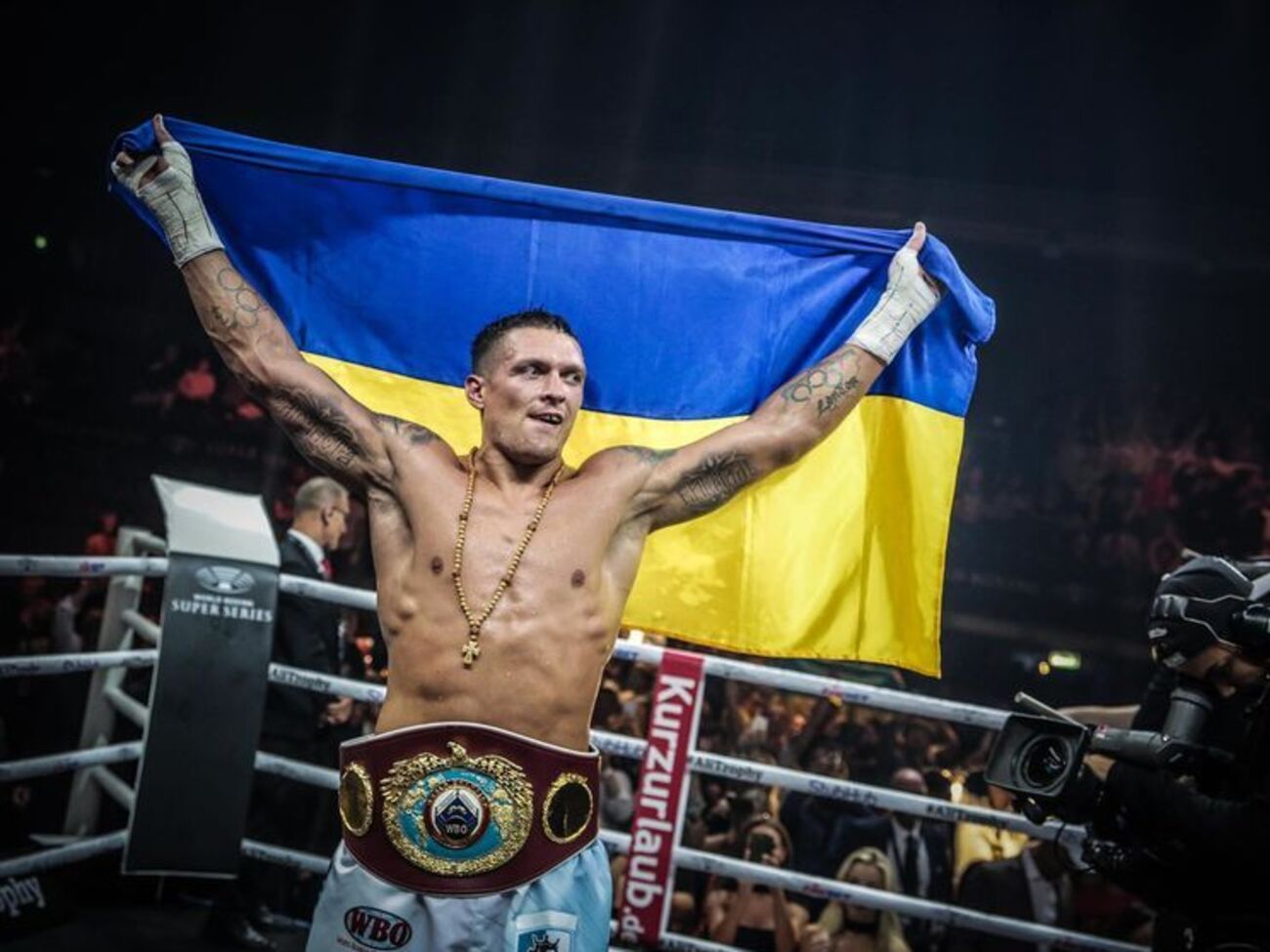 Усик выиграл у Хука в Берлине