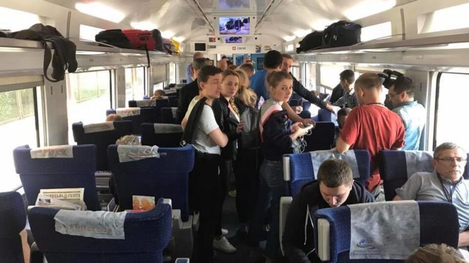 Поїзд мав вирушити понад дві години тому