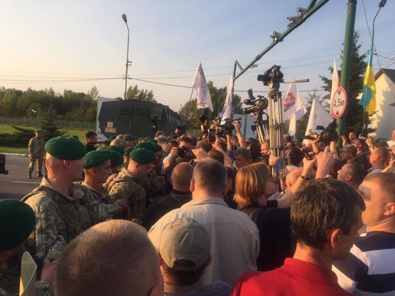 Светлана Залищук: Представитель пограничников сказал, что приграничный пост заминирован. Люди начали кричать: "Позор"