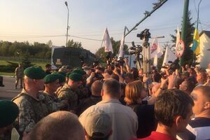 Светлана Залищук: Представитель пограничников сказал, что приграничный пост заминирован. Люди начали кричать: "Позор"