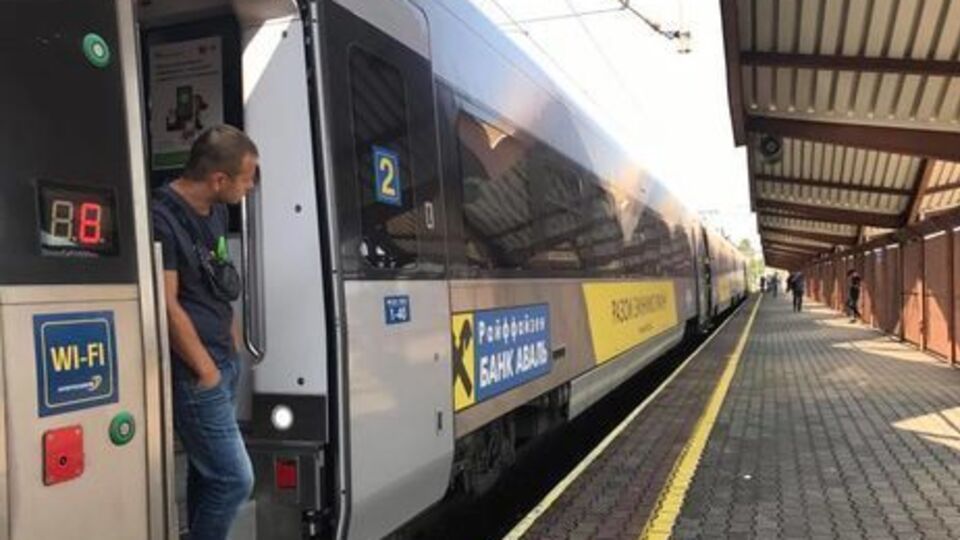 "Укрзалізниця" пообещала выплатить компенсации пассажирам поезда, остановленного из-за Саакашвили