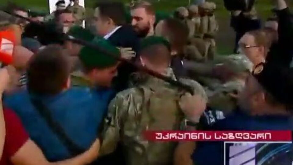 Натовп прихильників провів Саакашвілі на територію України