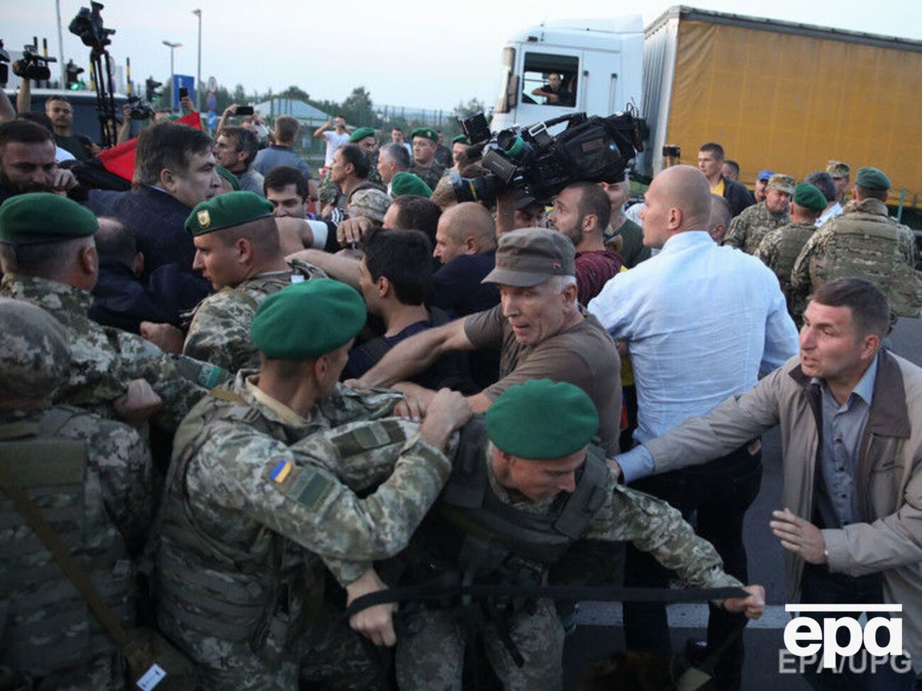 Ірина Геращенко: Хлопцям-прикордонникам, яких політикани принизили на західному кордоні, завтра їхати на східний кордон!