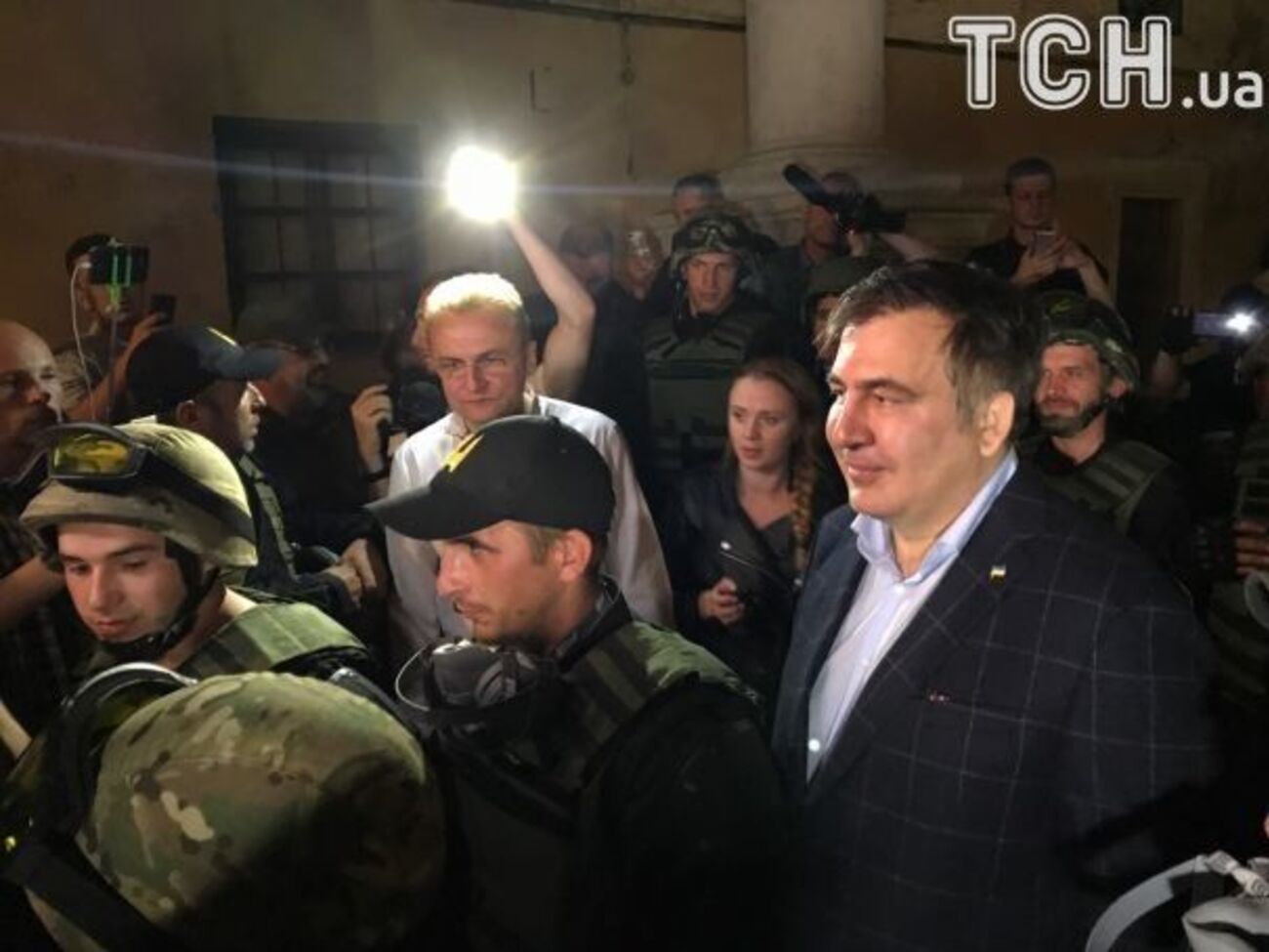 Политики прервали ужин, чтобы выступить перед журналистами