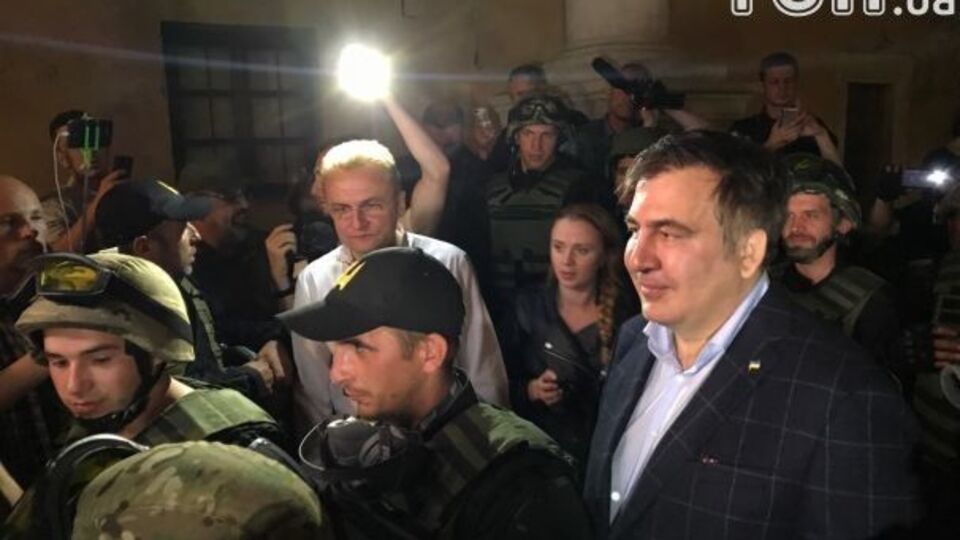 Политики прервали ужин, чтобы выступить перед журналистами