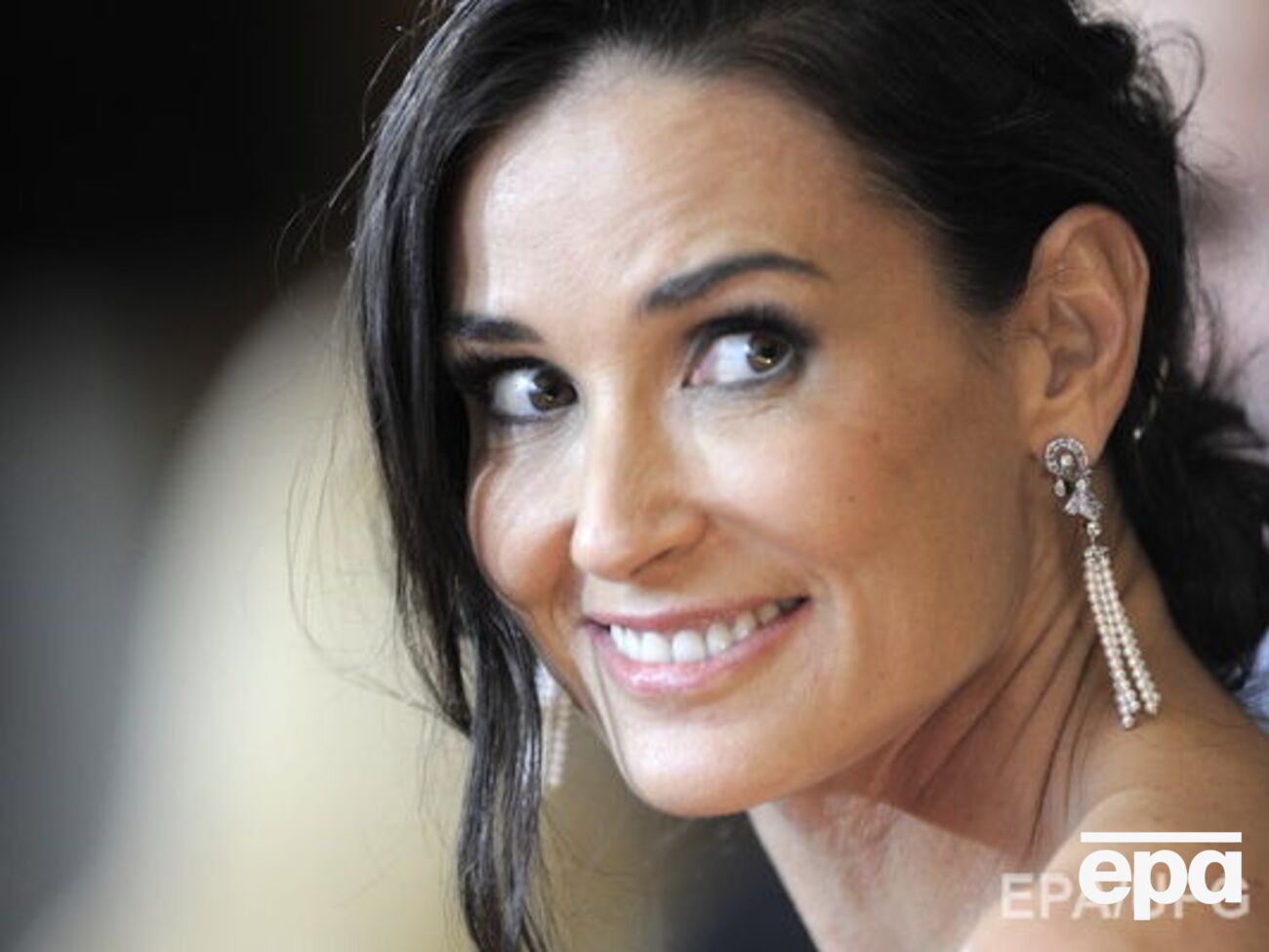 Мур примерила дизайнерскую вышиванку