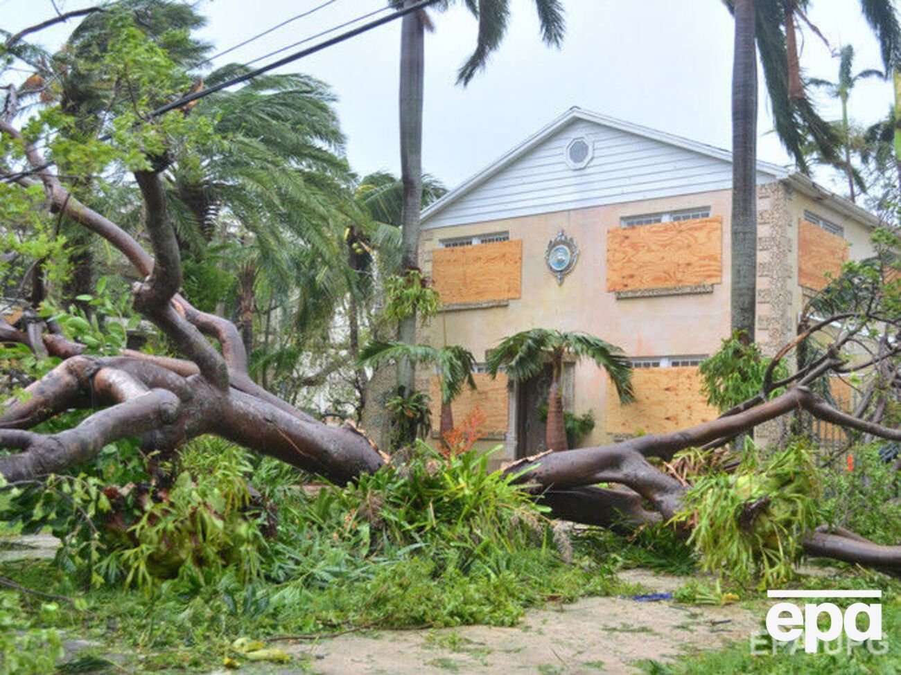 Из-за урагана миллионы людей остались без электричества