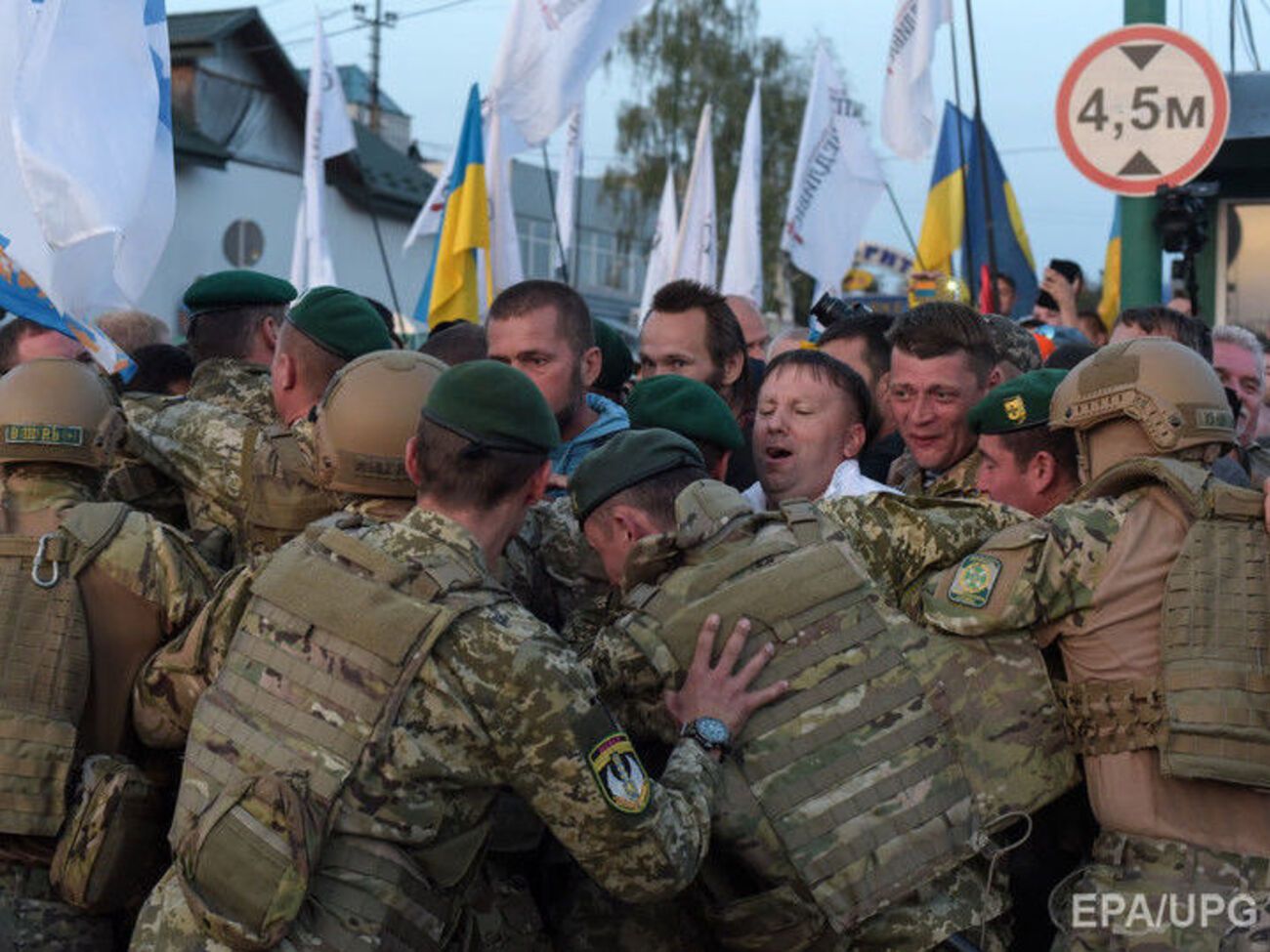 У будь-якій нормальній країні проривальники кордону вже сиділи би в автозаках. Але у нас тут Україна