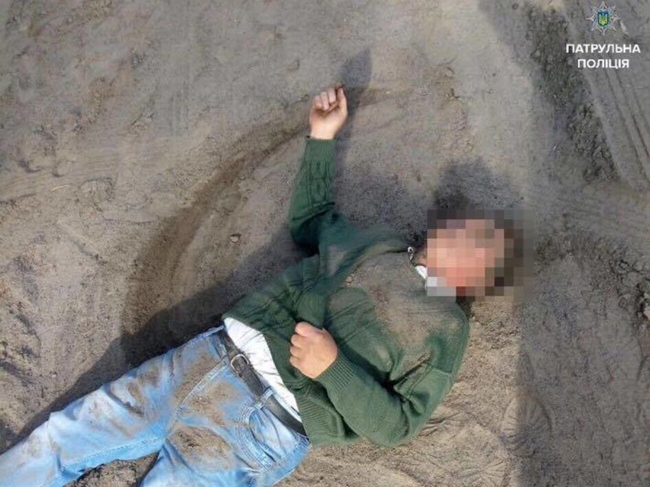 Подозреваемый пригрозил полицейским расправой, а затем упал на землю и начал ее есть
