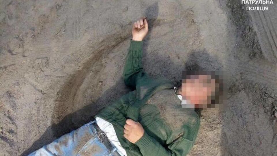 Подозреваемый пригрозил полицейским расправой, а затем упал на землю и начал ее есть