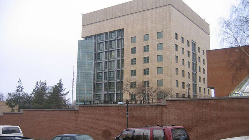 Вокруг посольства США в РФ могут убрать специальные парковки для дипломатов